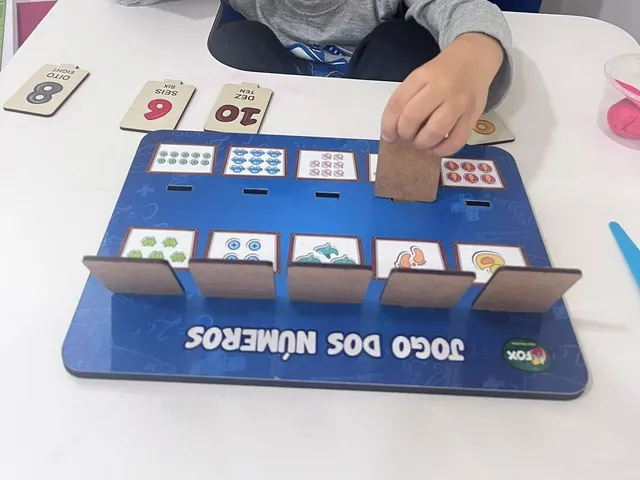 Jogo dos números, com a criança encaixando a quantidade certa